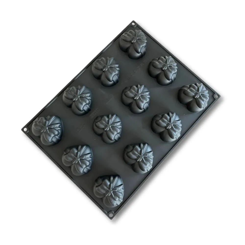 Форма за 12бр. сладки - сърце с панделка, силикон. Размер на сладка: 7,3х6,6х3,6см, капацитет - 90мл.