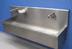 Medical_sink_with_curved_bottom,_made_of_stainless_steel,_equipped_with_2_touchless_faucets_and_1_touchless_dispenser._Dimensions:_150_×_65_×_90–130_cm._1